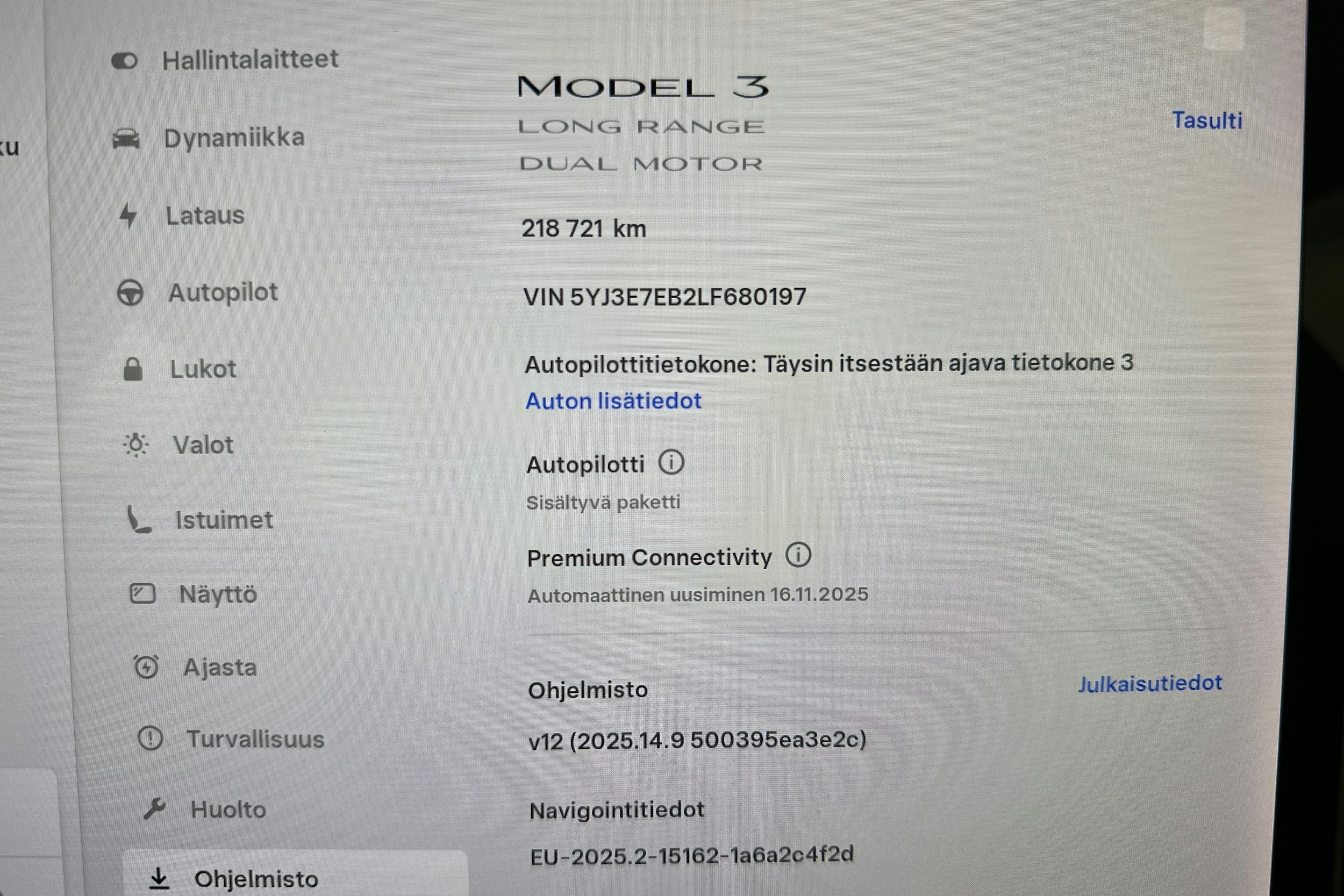 Valkoinen Tesla Model 3 2020 kuva 17.