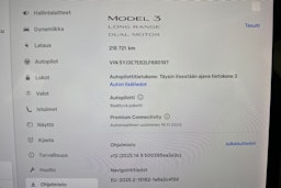 Valkoinen Tesla Model 3 2020 kuva 17.