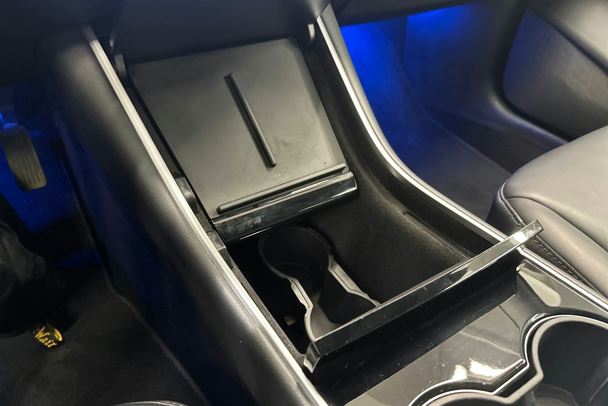 Valkoinen Tesla Model 3 2020 kuva 18.