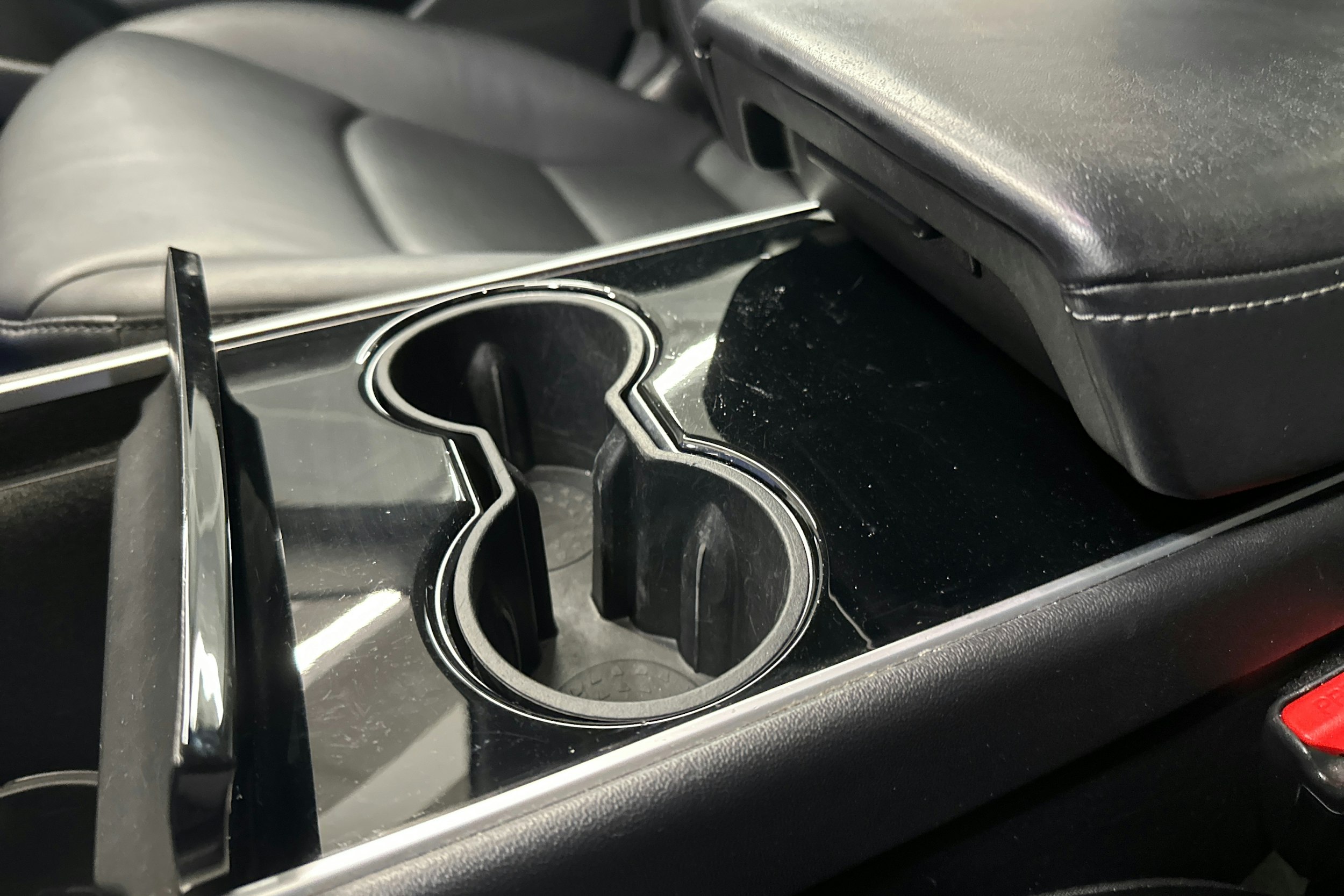 Valkoinen Tesla Model 3 2020 kuva 19.