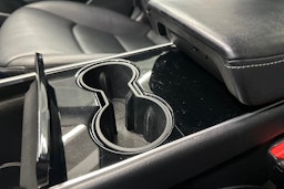 Valkoinen Tesla Model 3 2020 kuva 19.
