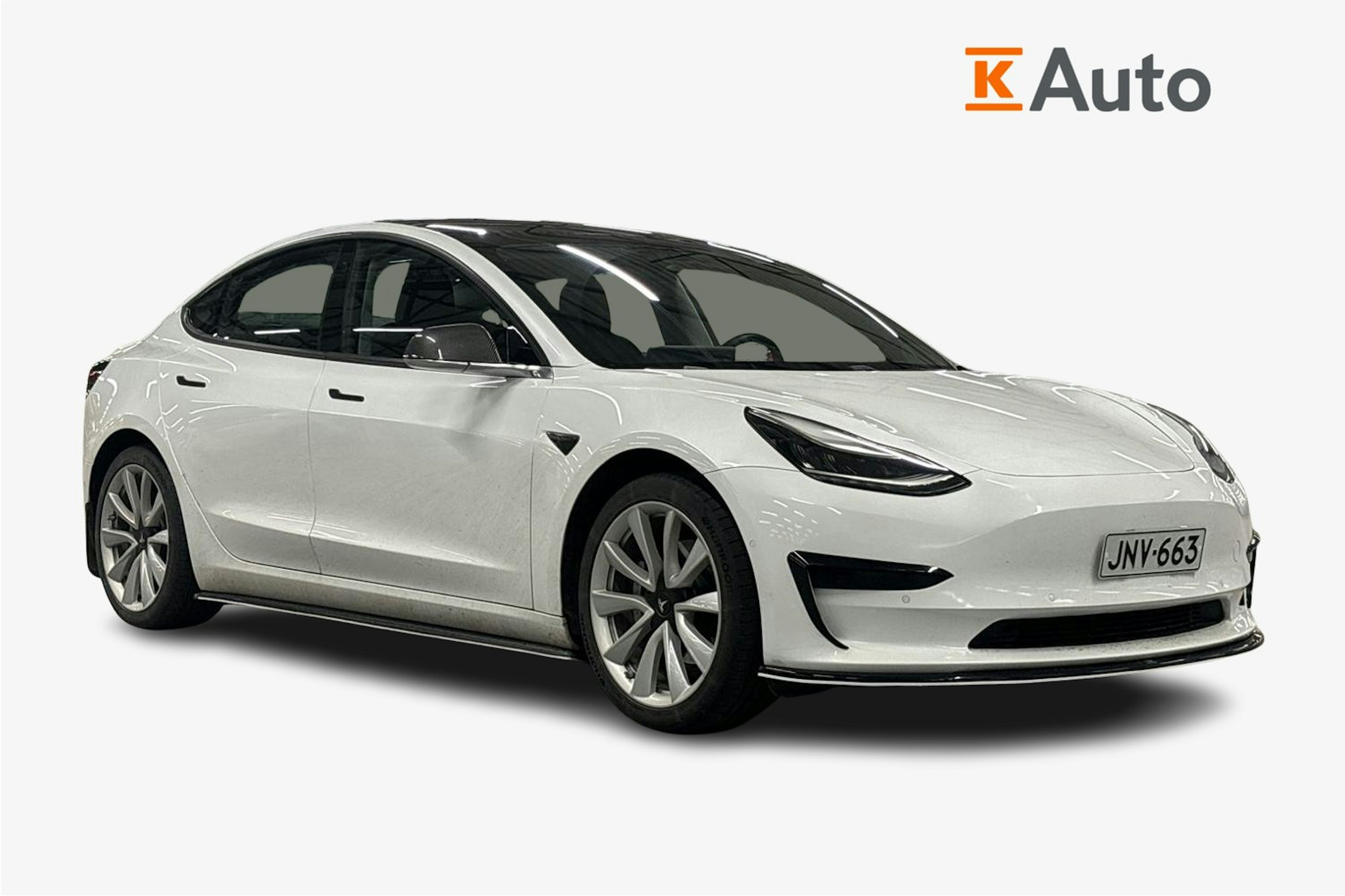 valkoinen Tesla Model 3 2020 kuva 1.