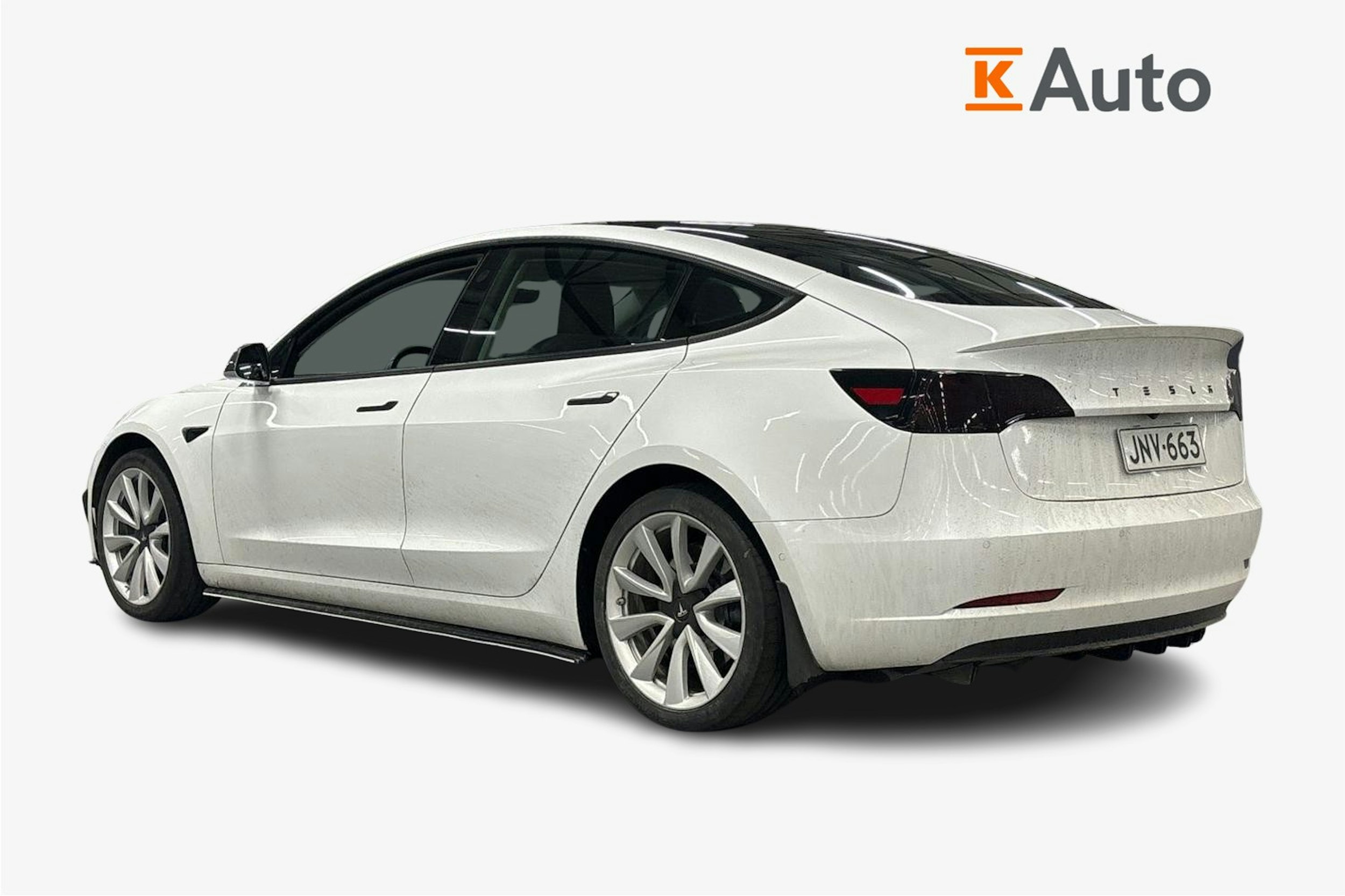 valkoinen Tesla Model 3 2020 kuva 2.