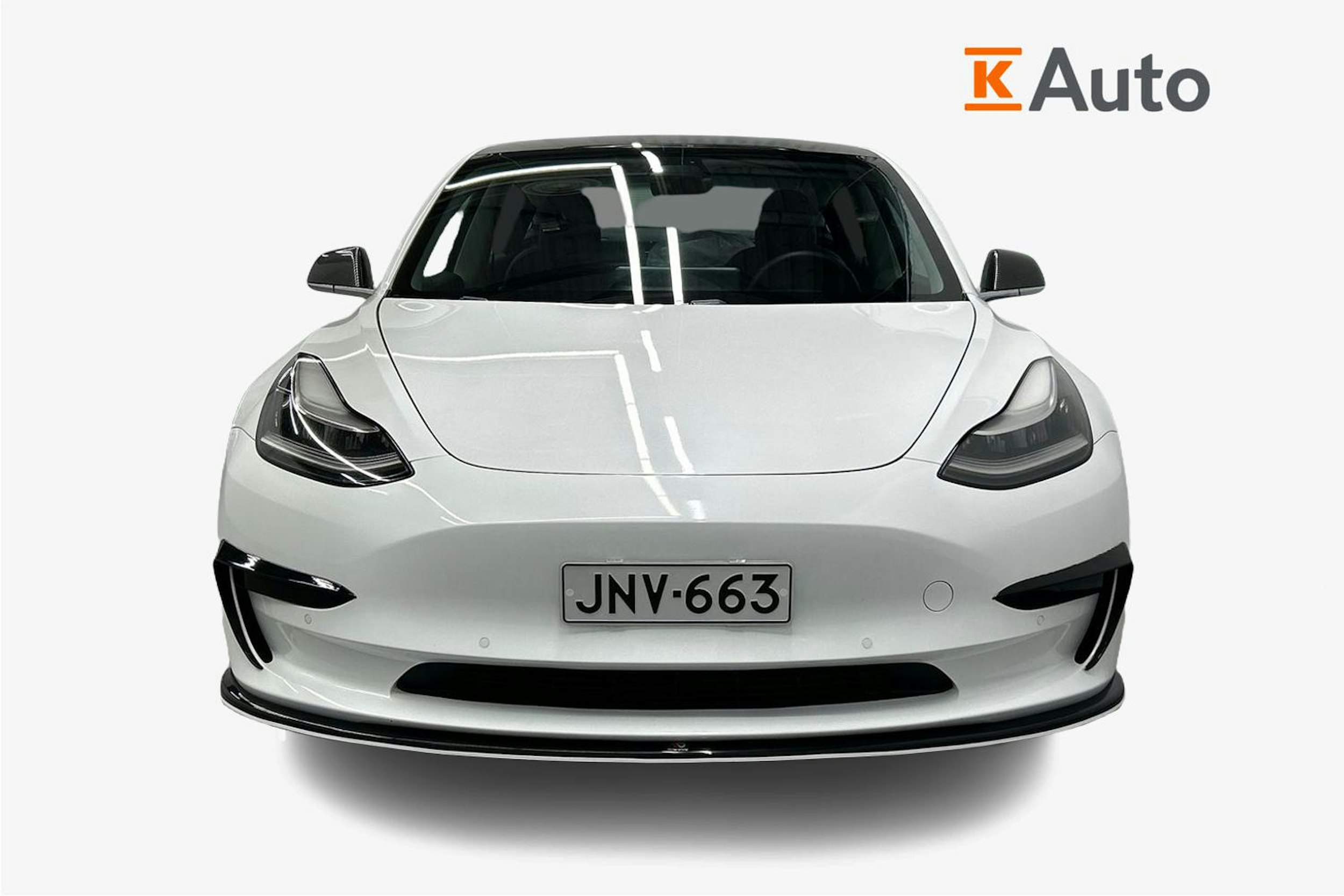 valkoinen Tesla Model 3 2020 kuva 5.