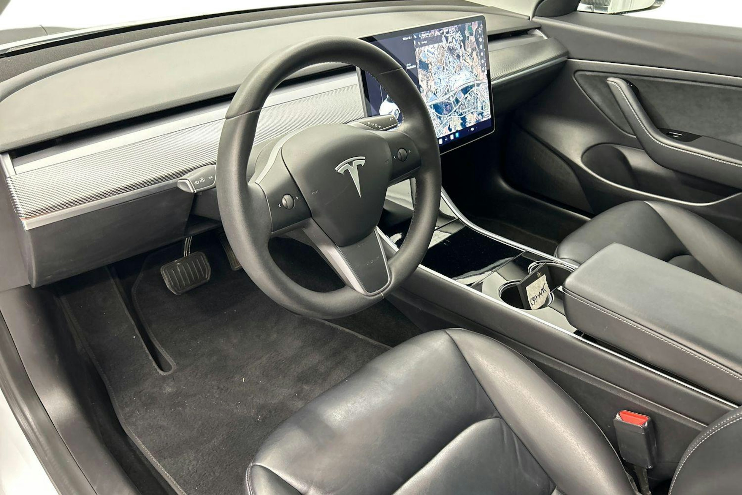 valkoinen Tesla Model 3 2020 kuva 7.