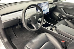 valkoinen Tesla Model 3 2020 kuva 7.