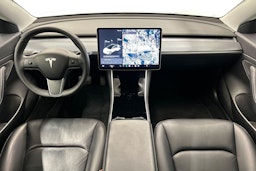 valkoinen Tesla Model 3 2020 kuva 9.