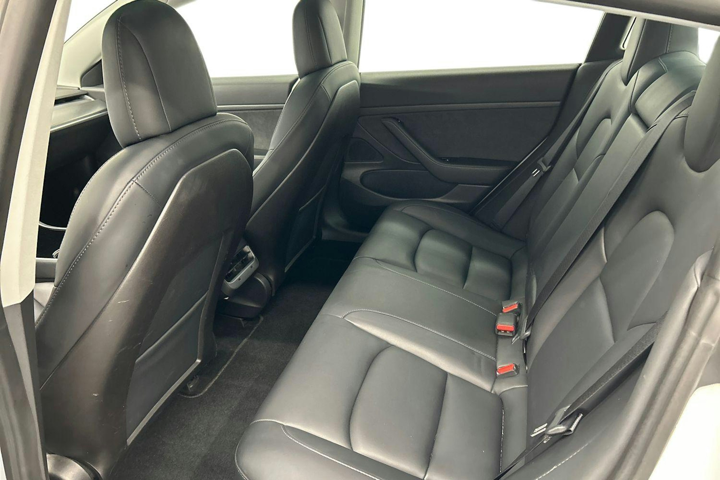 valkoinen Tesla Model 3 2020 kuva 10.