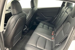 valkoinen Tesla Model 3 2020 kuva 10.