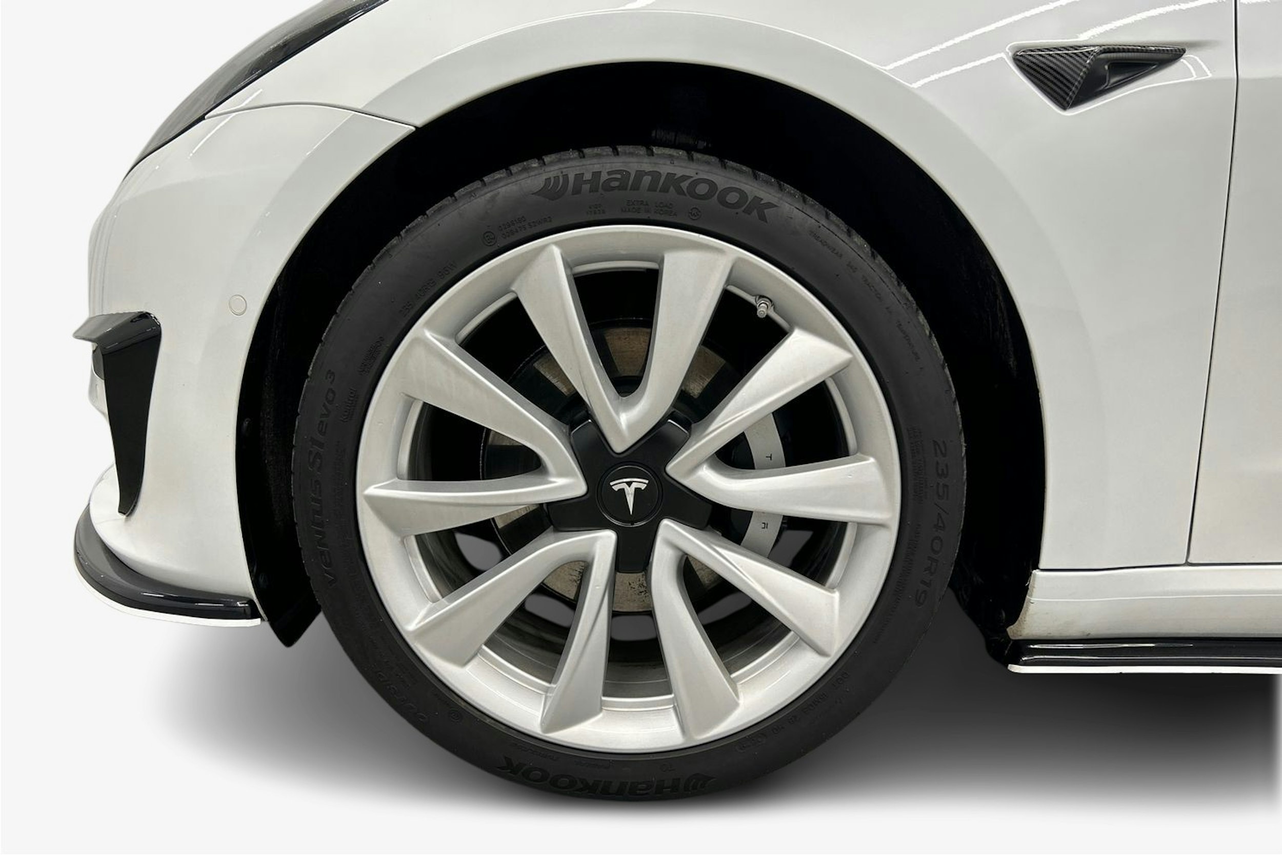 valkoinen Tesla Model 3 2020 kuva 11.