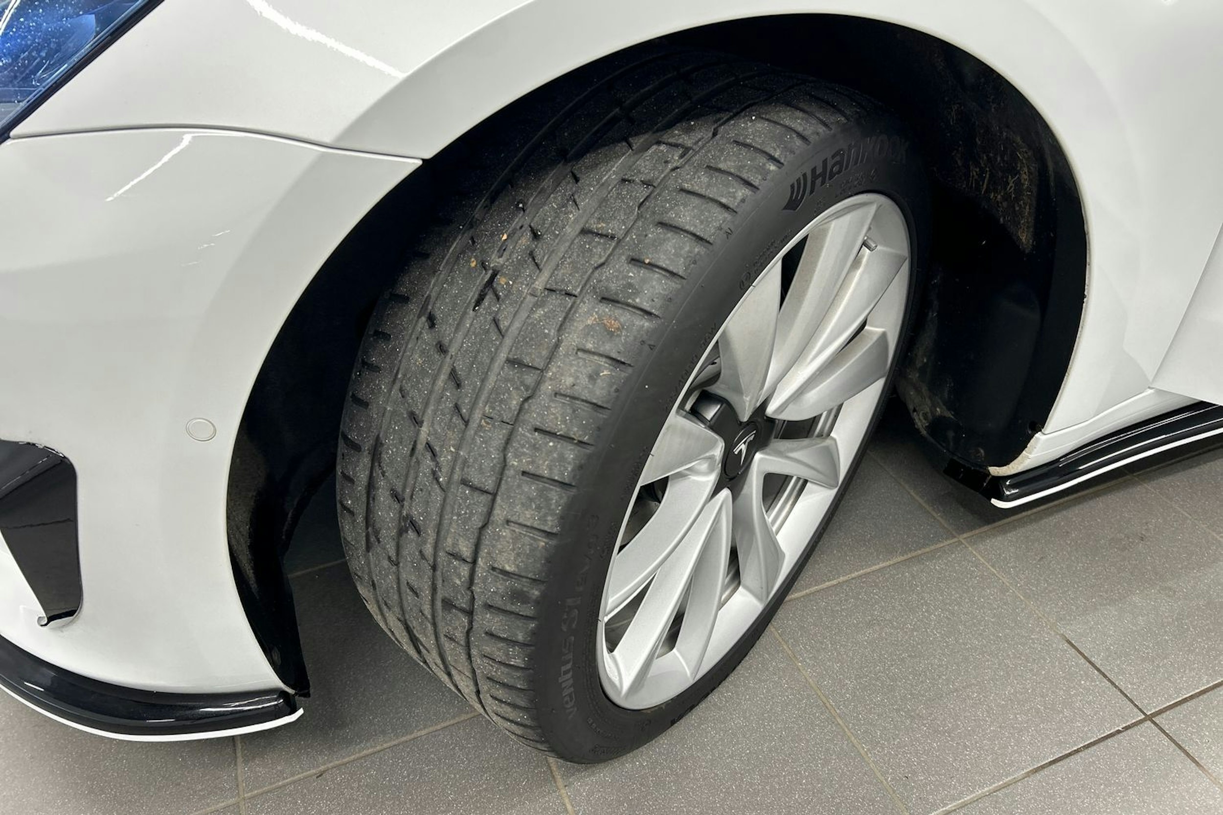 valkoinen Tesla Model 3 2020 kuva 13.