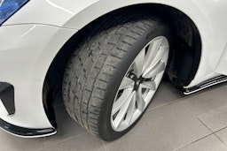 valkoinen Tesla Model 3 2020 kuva 13.