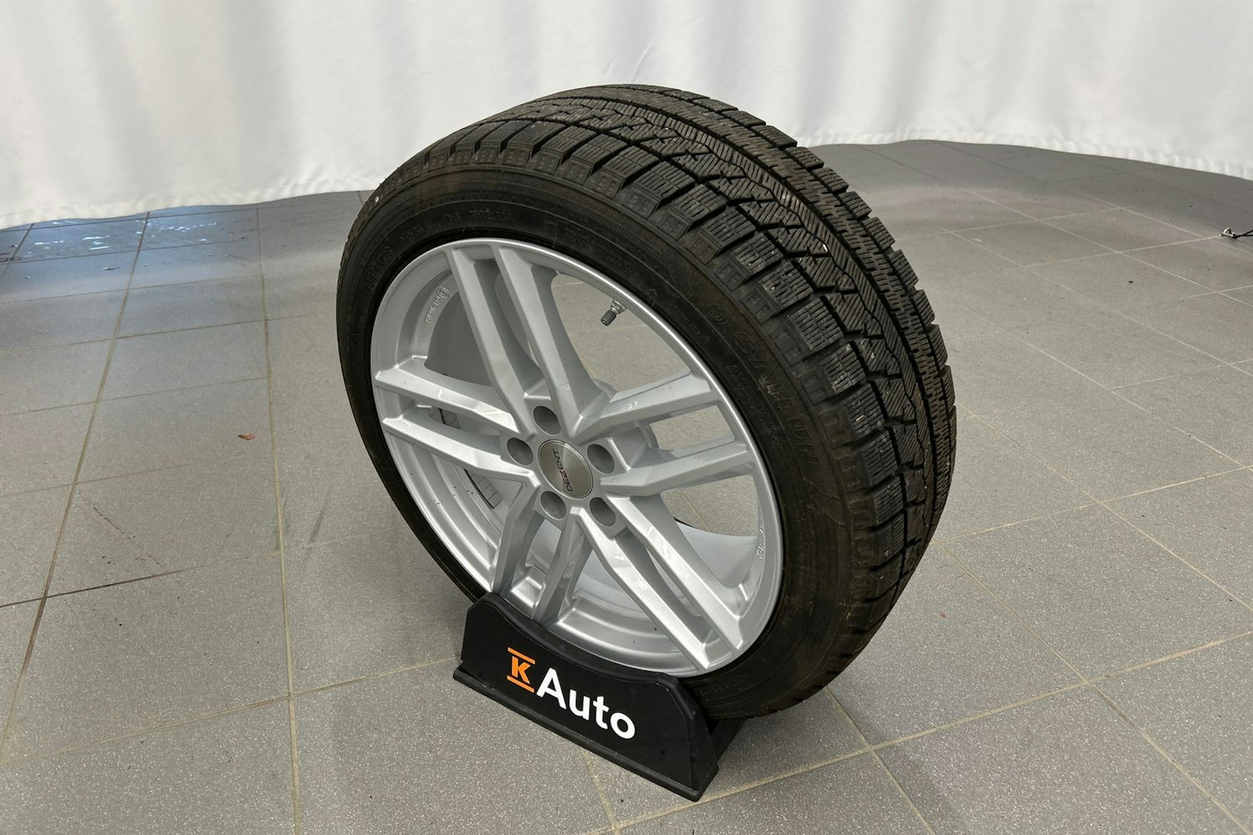 valkoinen Tesla Model 3 2020 kuva 14.