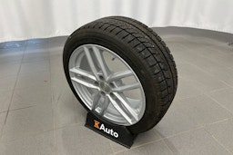 valkoinen Tesla Model 3 2020 kuva 14.