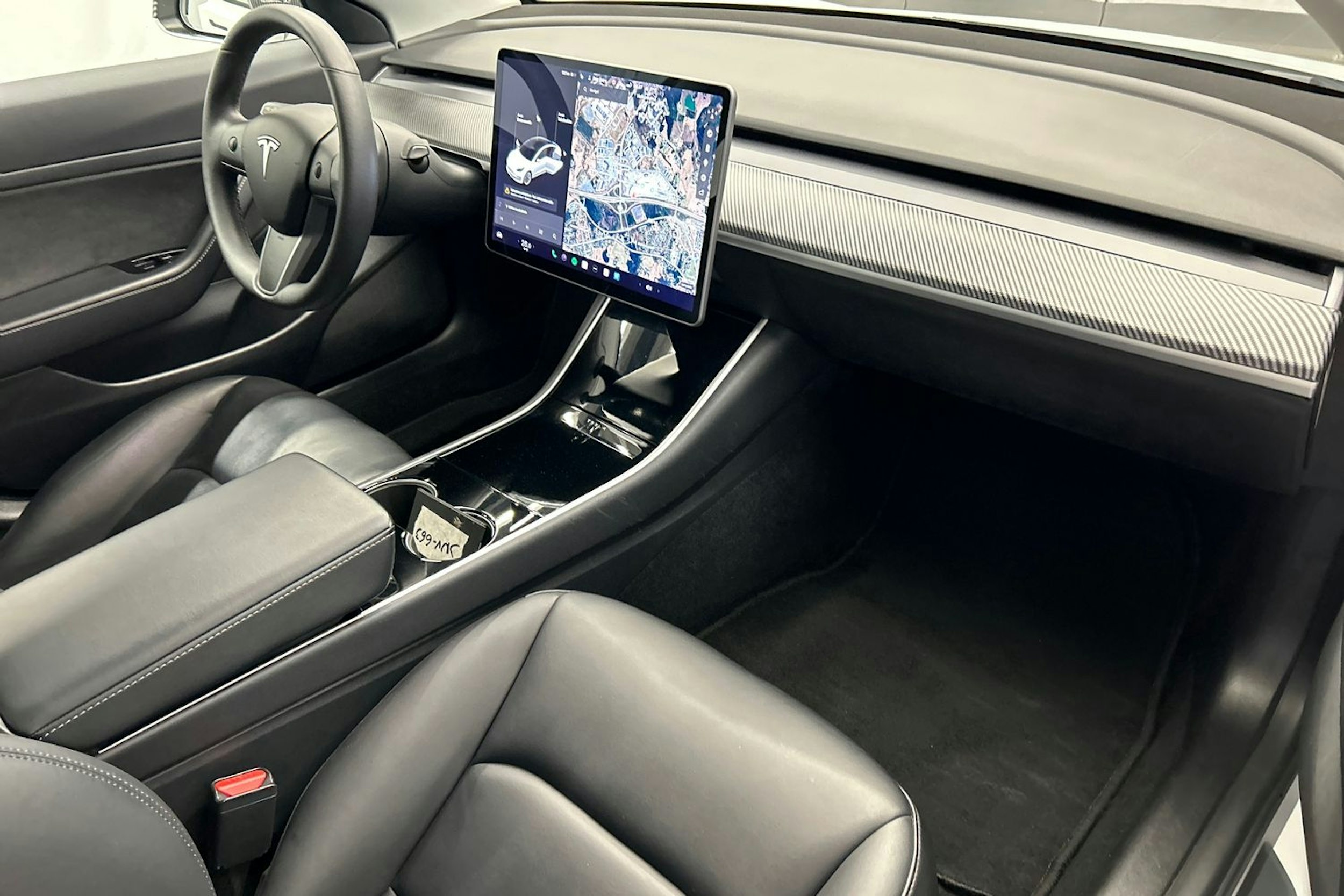 valkoinen Tesla Model 3 2020 kuva 15.