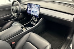 valkoinen Tesla Model 3 2020 kuva 15.