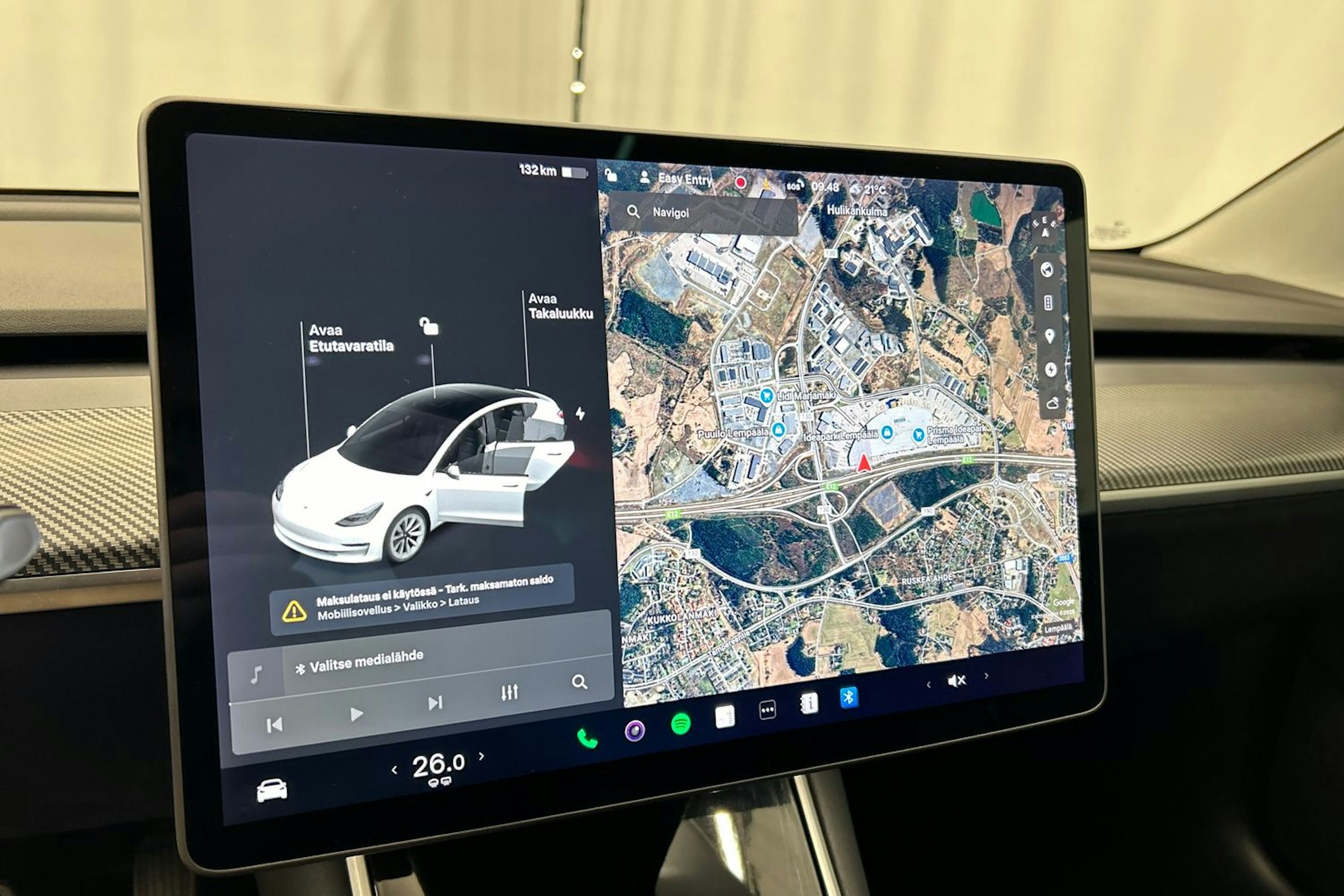 valkoinen Tesla Model 3 2020 kuva 16.