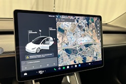 valkoinen Tesla Model 3 2020 kuva 16.