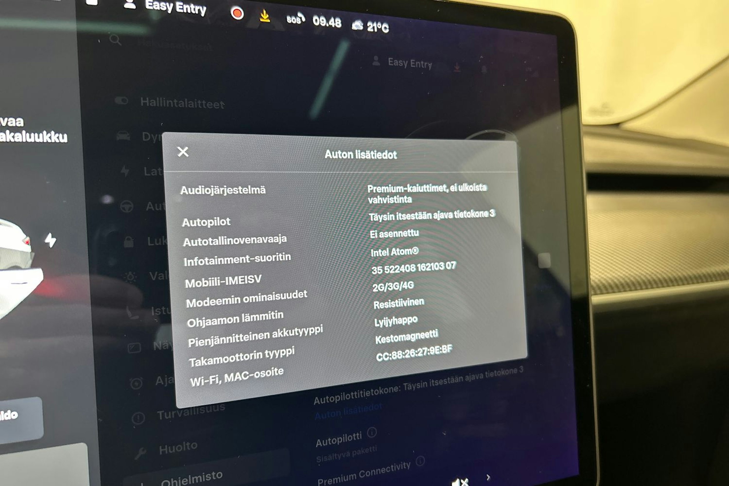 valkoinen Tesla Model 3 2020 kuva 17.