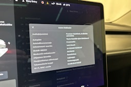 valkoinen Tesla Model 3 2020 kuva 17.