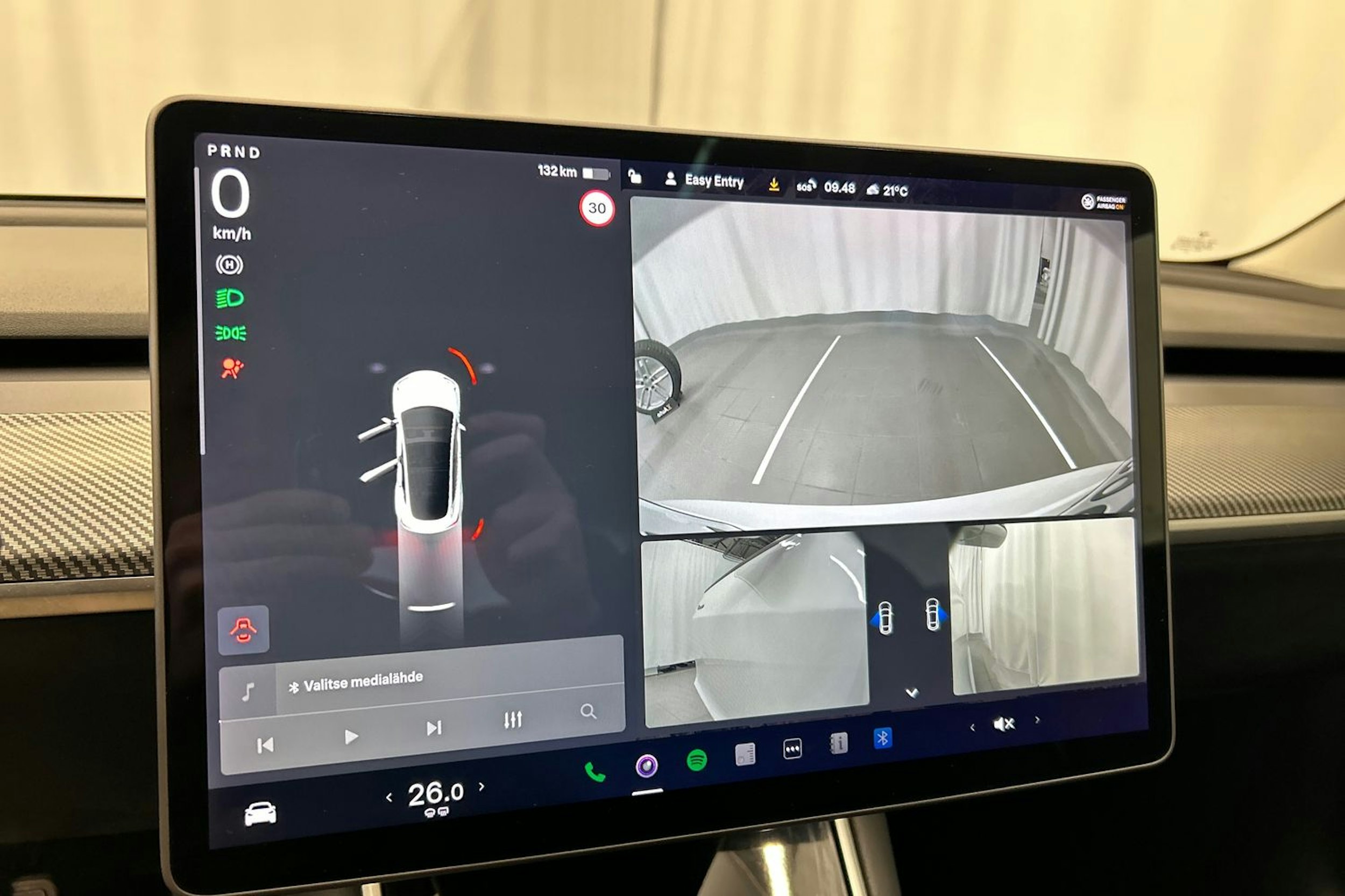 valkoinen Tesla Model 3 2020 kuva 18.