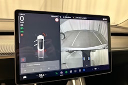 valkoinen Tesla Model 3 2020 kuva 18.