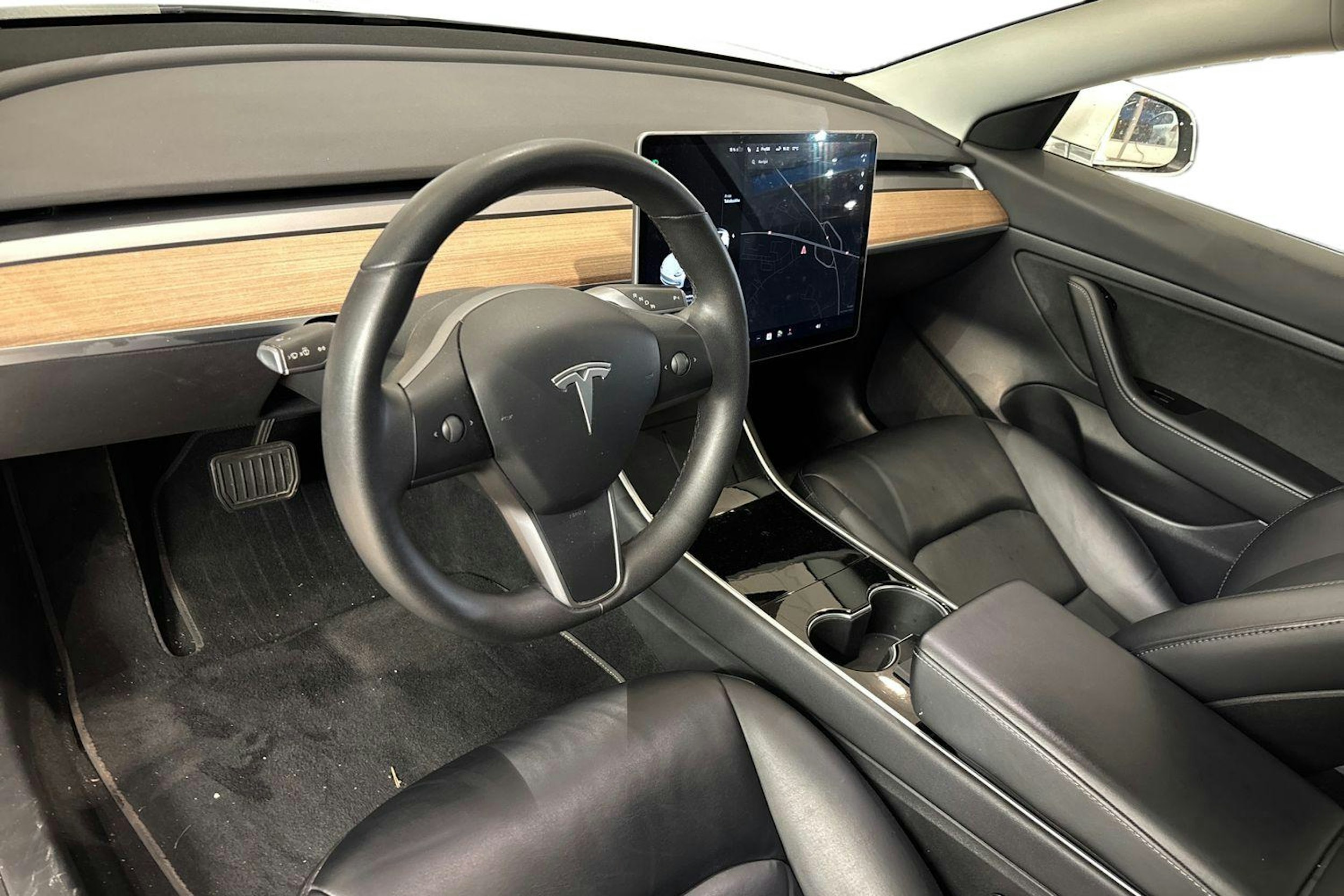 valkoinen Tesla Model 3 2020 kuva 3.