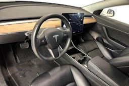 valkoinen Tesla Model 3 2020 kuva 3.