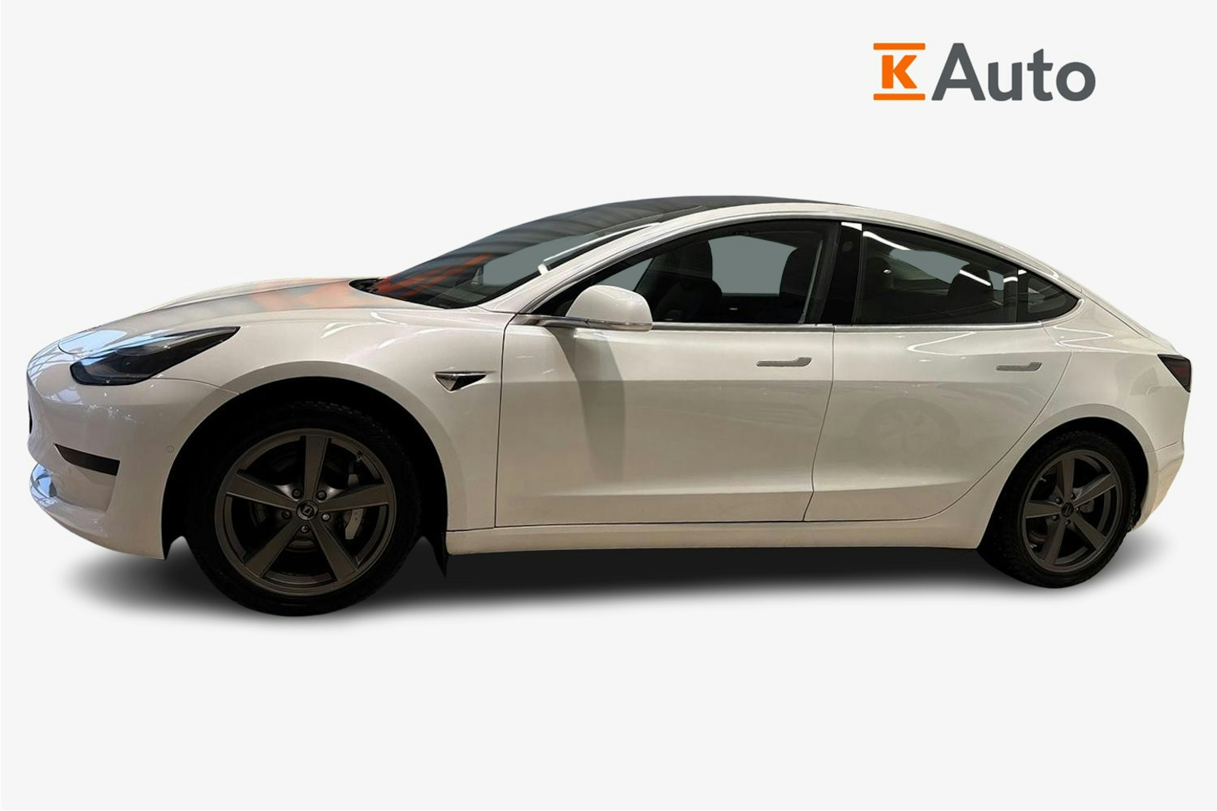 valkoinen Tesla Model 3 2020 kuva 6.