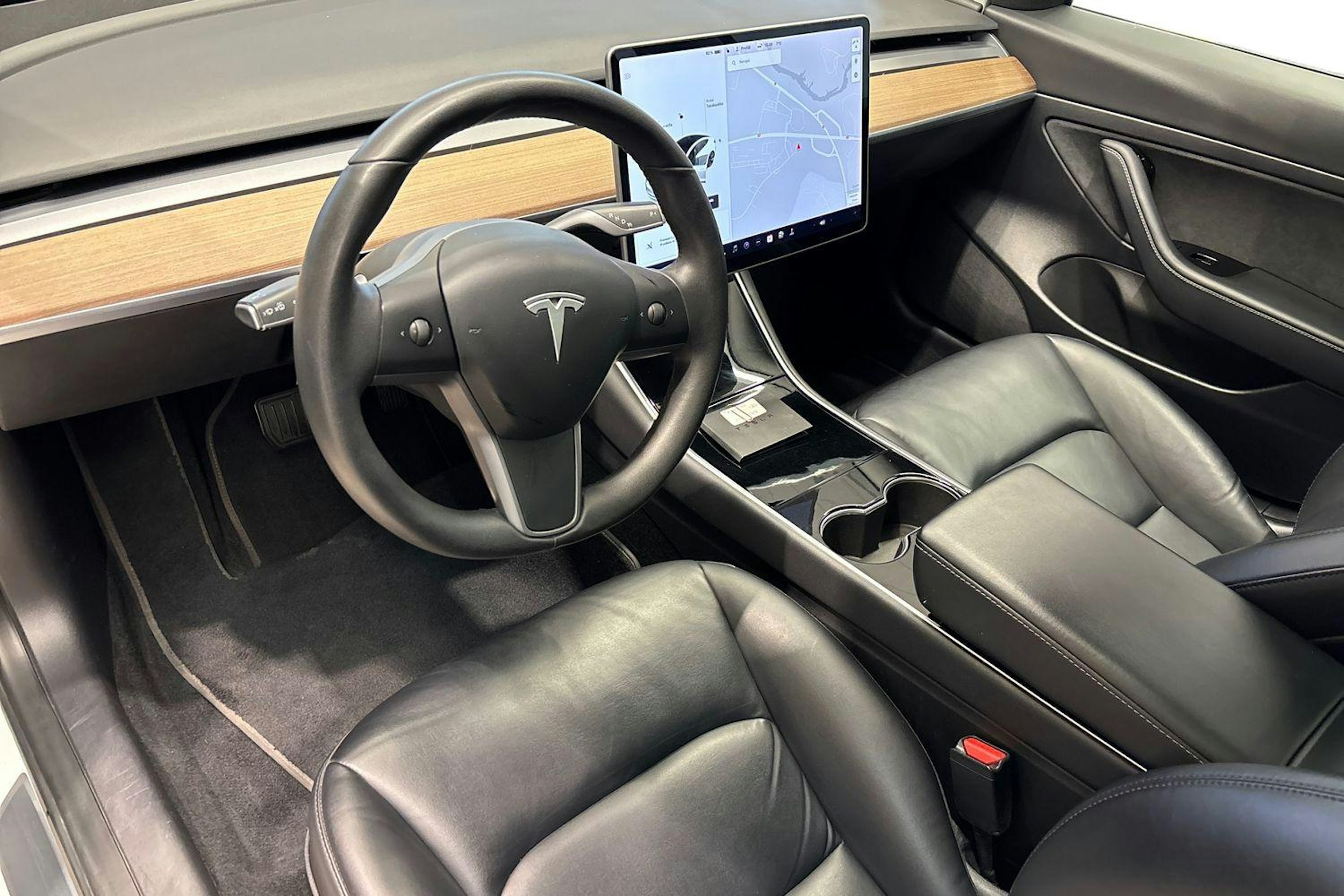 valkoinen Tesla Model 3 2020 kuva 7.