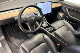 valkoinen Tesla Model 3 2020 kuva 7.