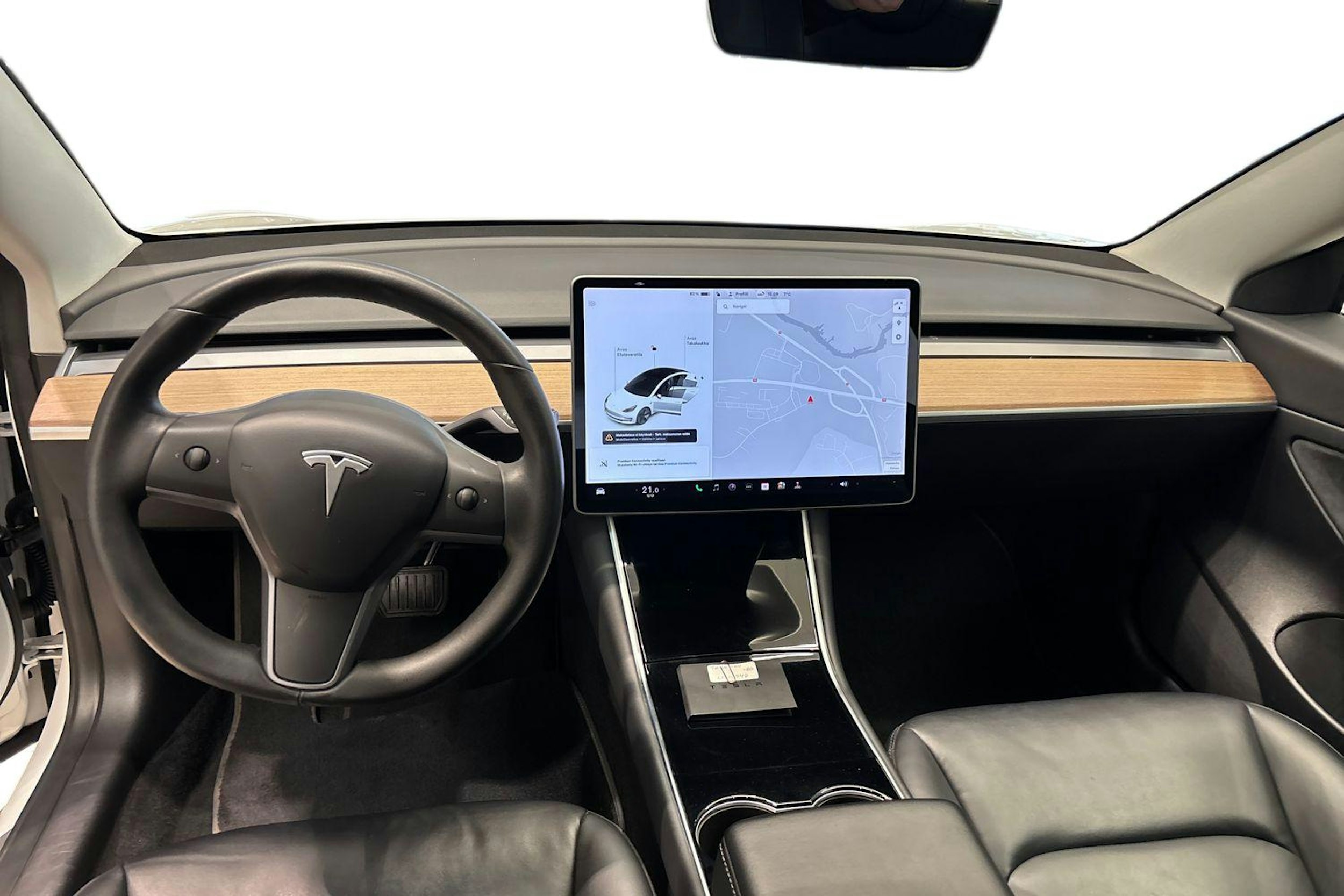 valkoinen Tesla Model 3 2020 kuva 9.