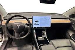 valkoinen Tesla Model 3 2020 kuva 9.
