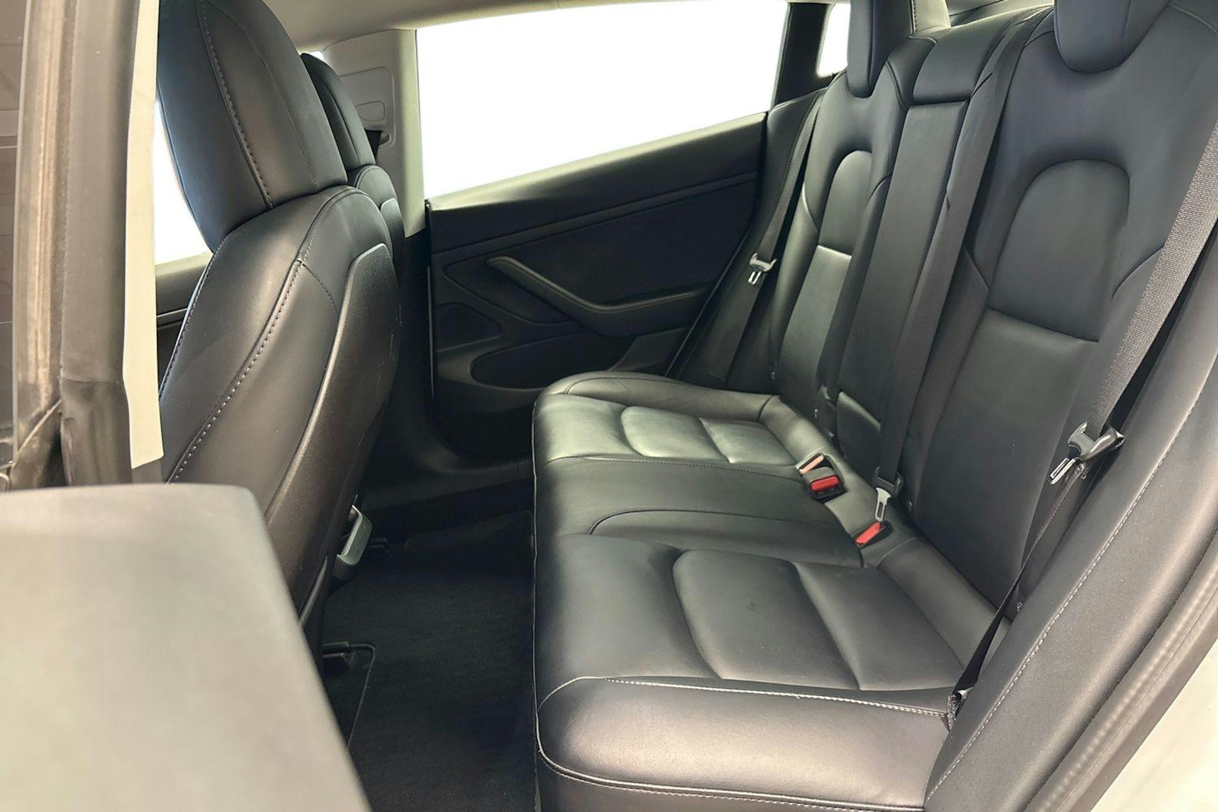 valkoinen Tesla Model 3 2020 kuva 10.