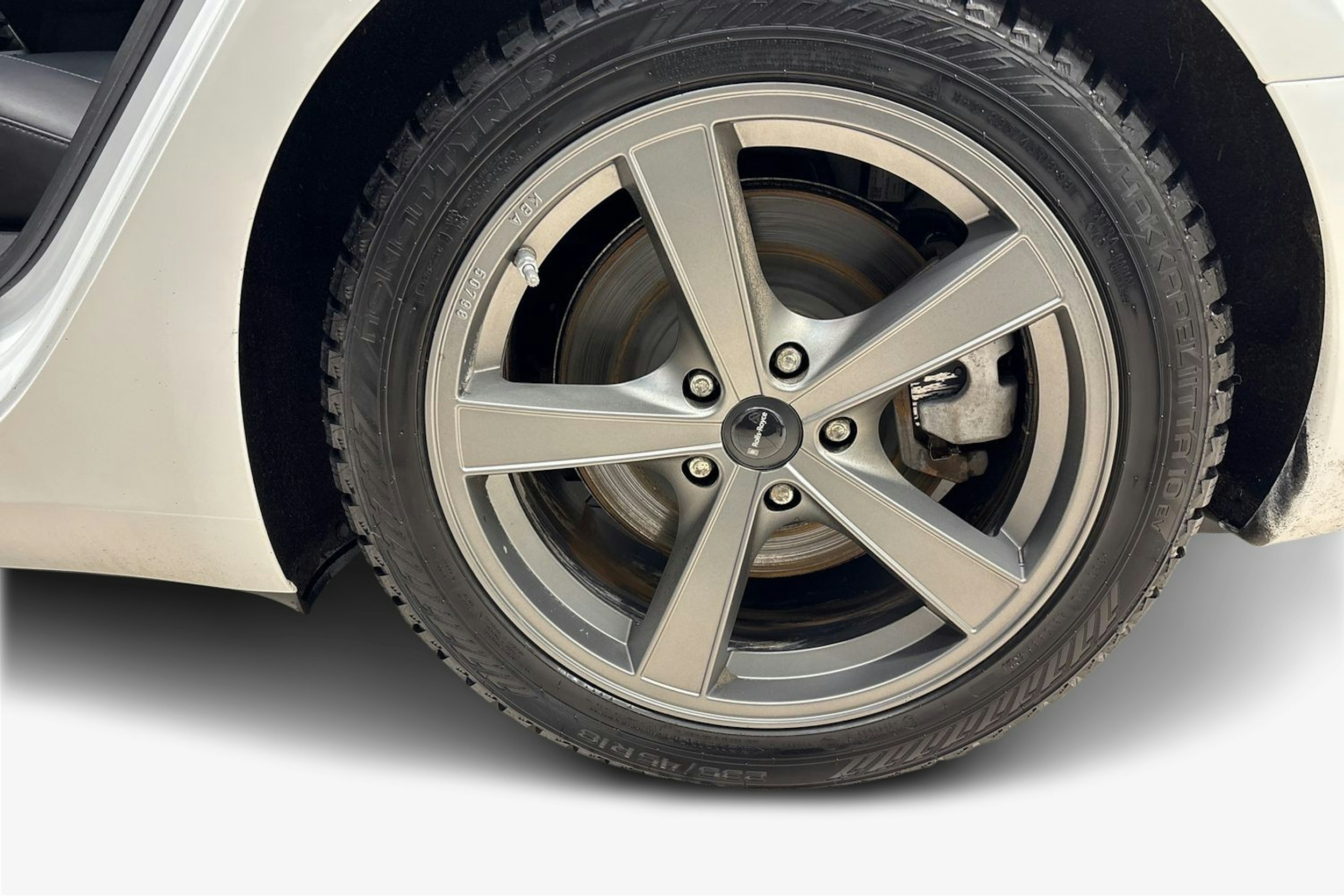 valkoinen Tesla Model 3 2020 kuva 11.