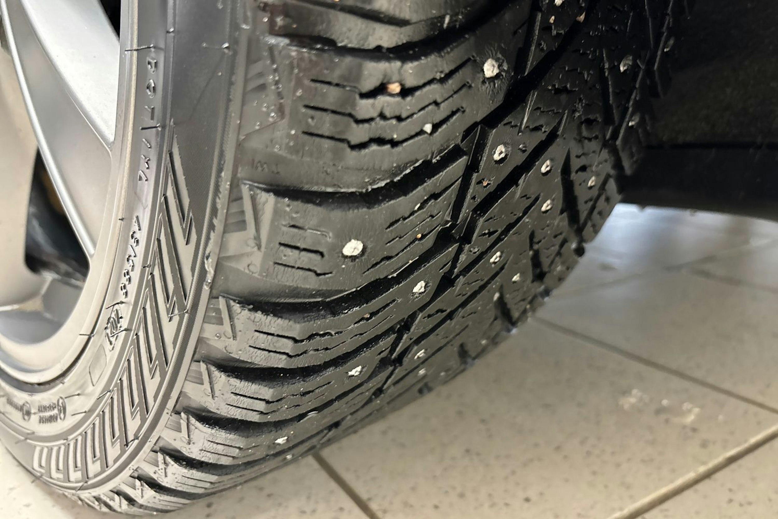 valkoinen Tesla Model 3 2020 kuva 13.