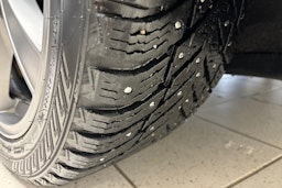 valkoinen Tesla Model 3 2020 kuva 13.