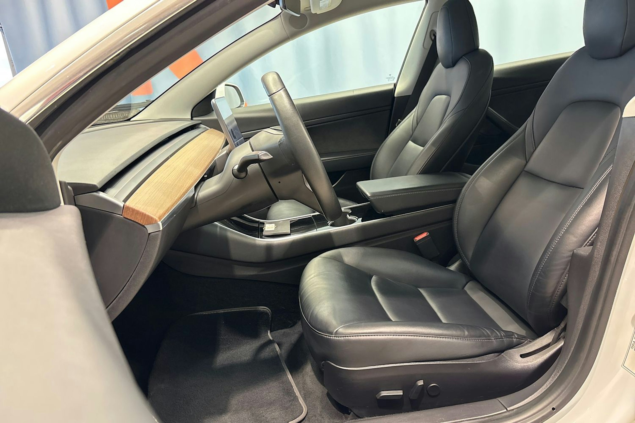 valkoinen Tesla Model 3 2020 kuva 14.