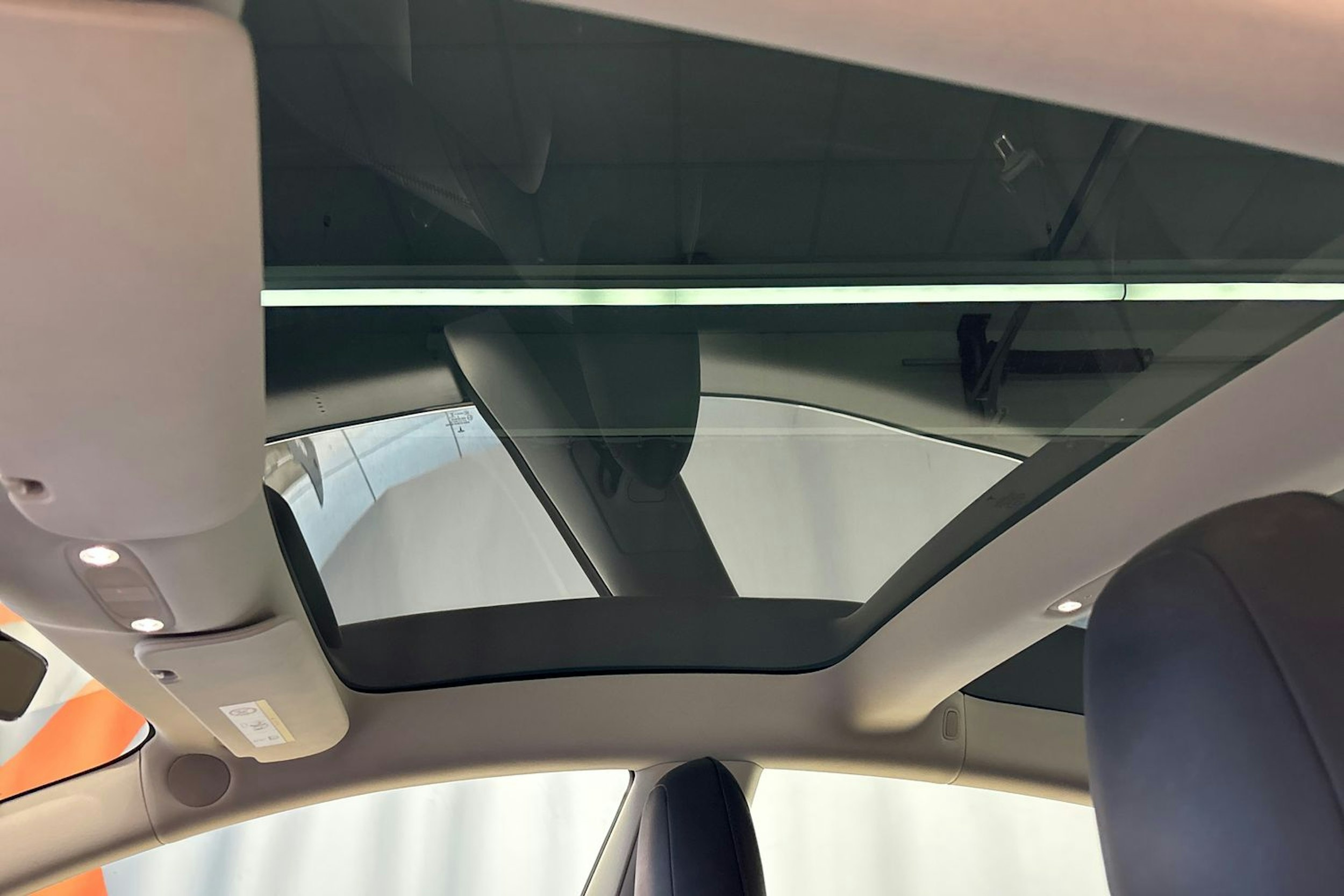 valkoinen Tesla Model 3 2020 kuva 15.