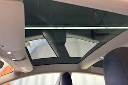 valkoinen Tesla Model 3 2020 kuva 15.