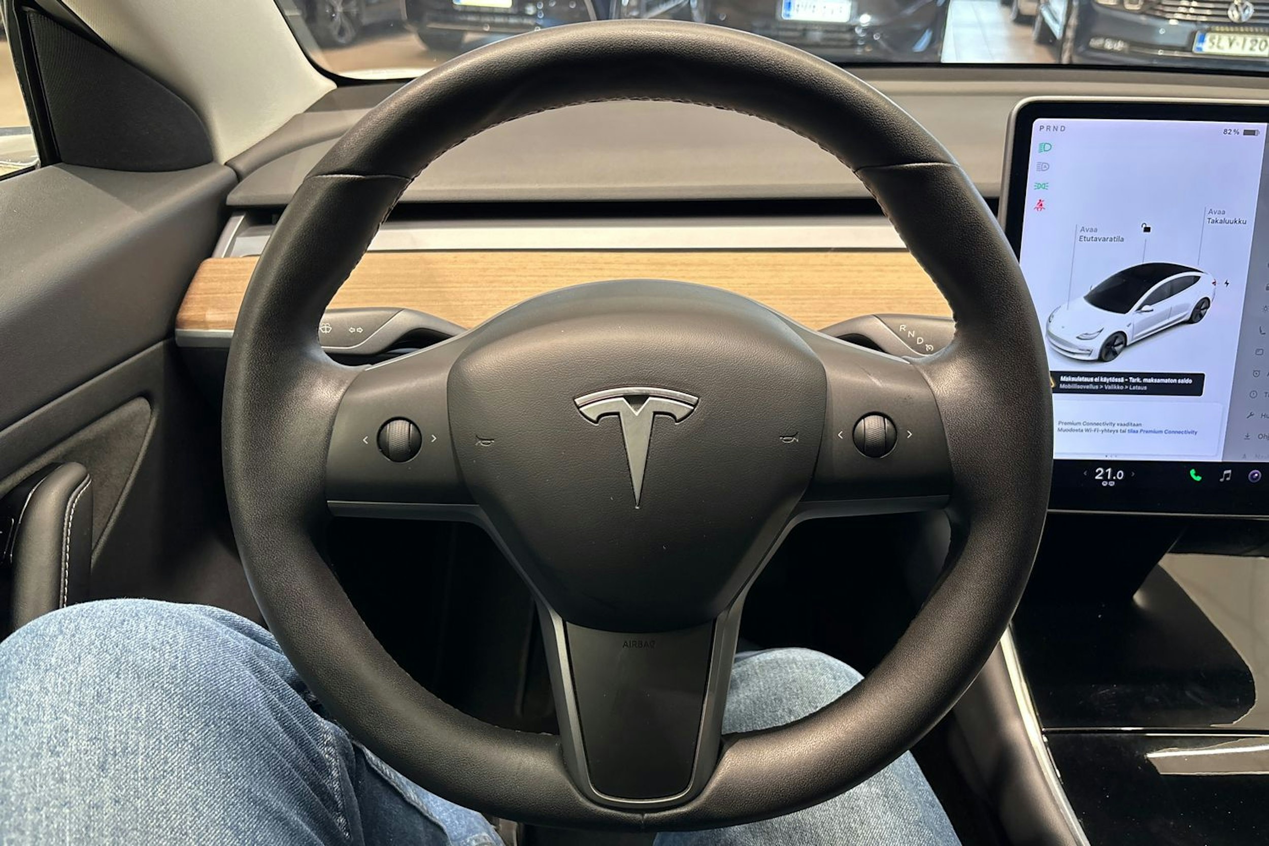 valkoinen Tesla Model 3 2020 kuva 16.