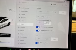 valkoinen Tesla Model 3 2020 kuva 24.