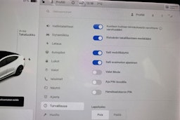 valkoinen Tesla Model 3 2020 kuva 26.