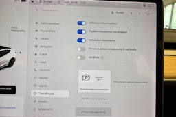 valkoinen Tesla Model 3 2020 kuva 28.