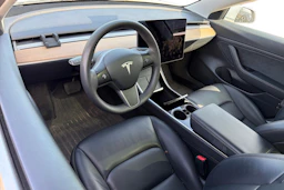 valkoinen Tesla Model 3 2020 kuva 3.