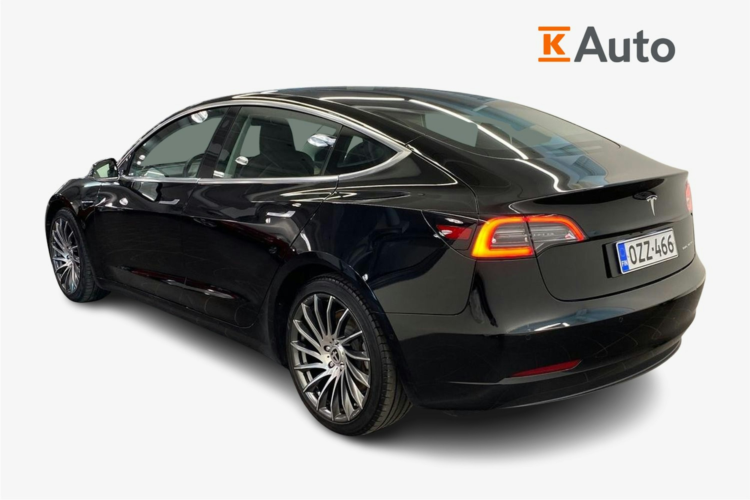 musta Tesla Model 3 2020 kuva 2.
