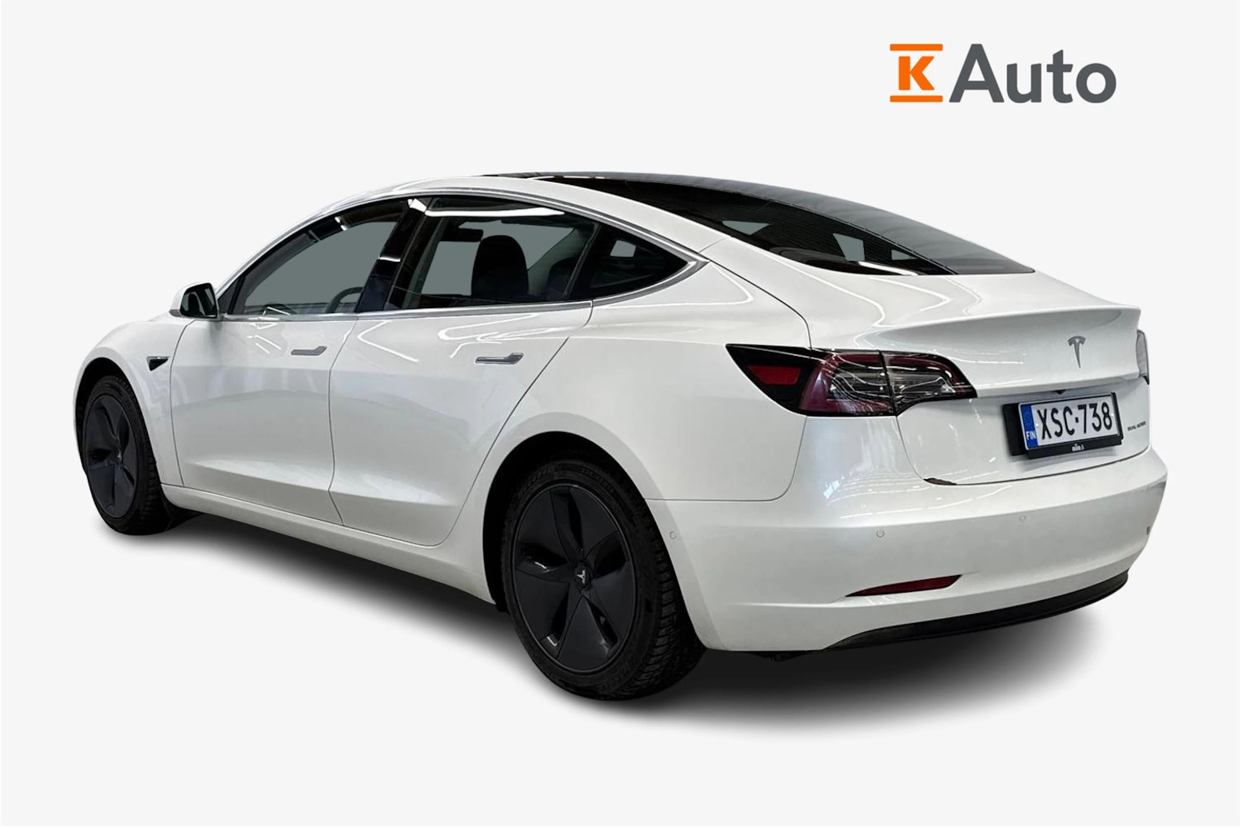 valkoinen Tesla Model 3 2020 kuva 2.