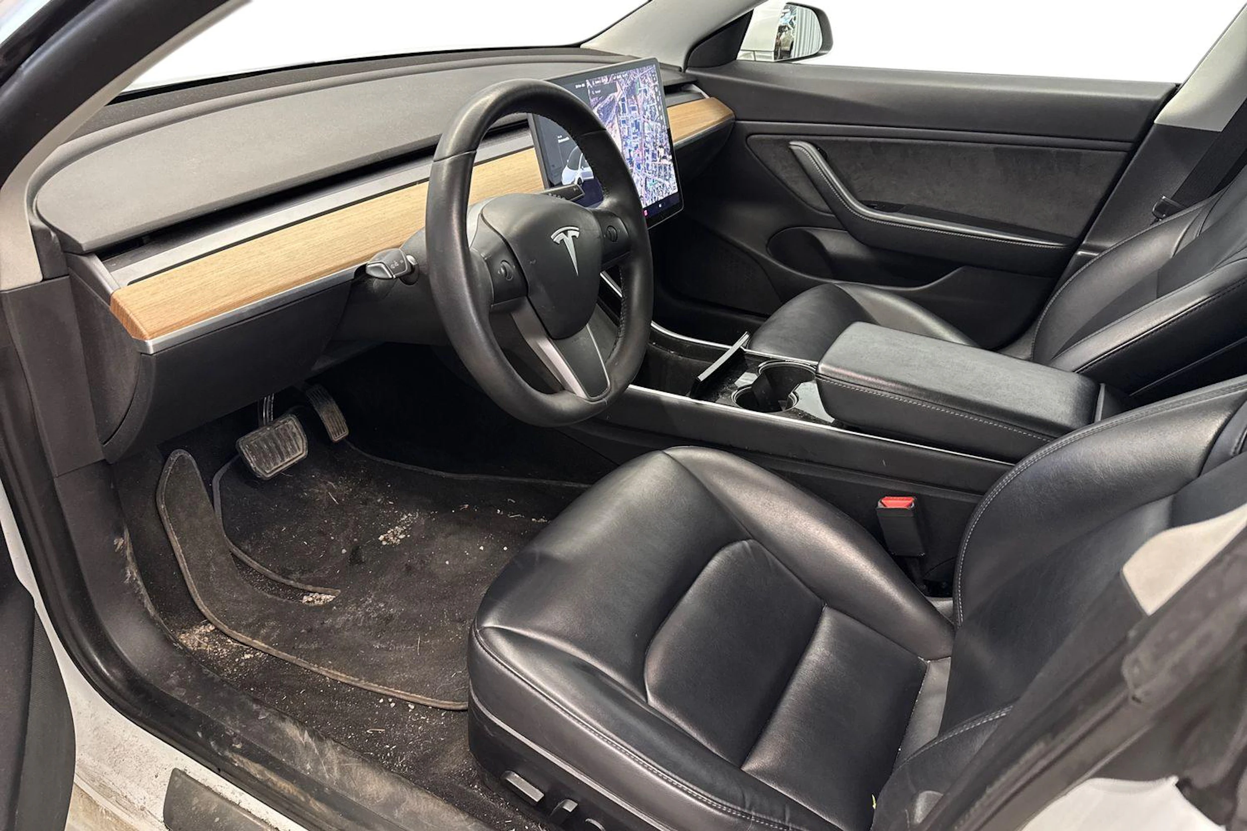 valkoinen Tesla Model 3 2020 kuva 3.