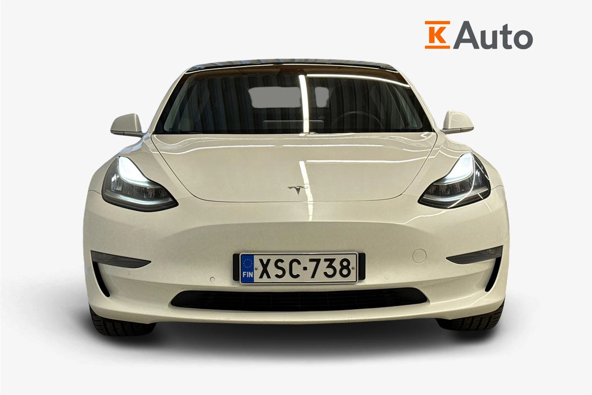 valkoinen Tesla Model 3 2020 kuva 4.