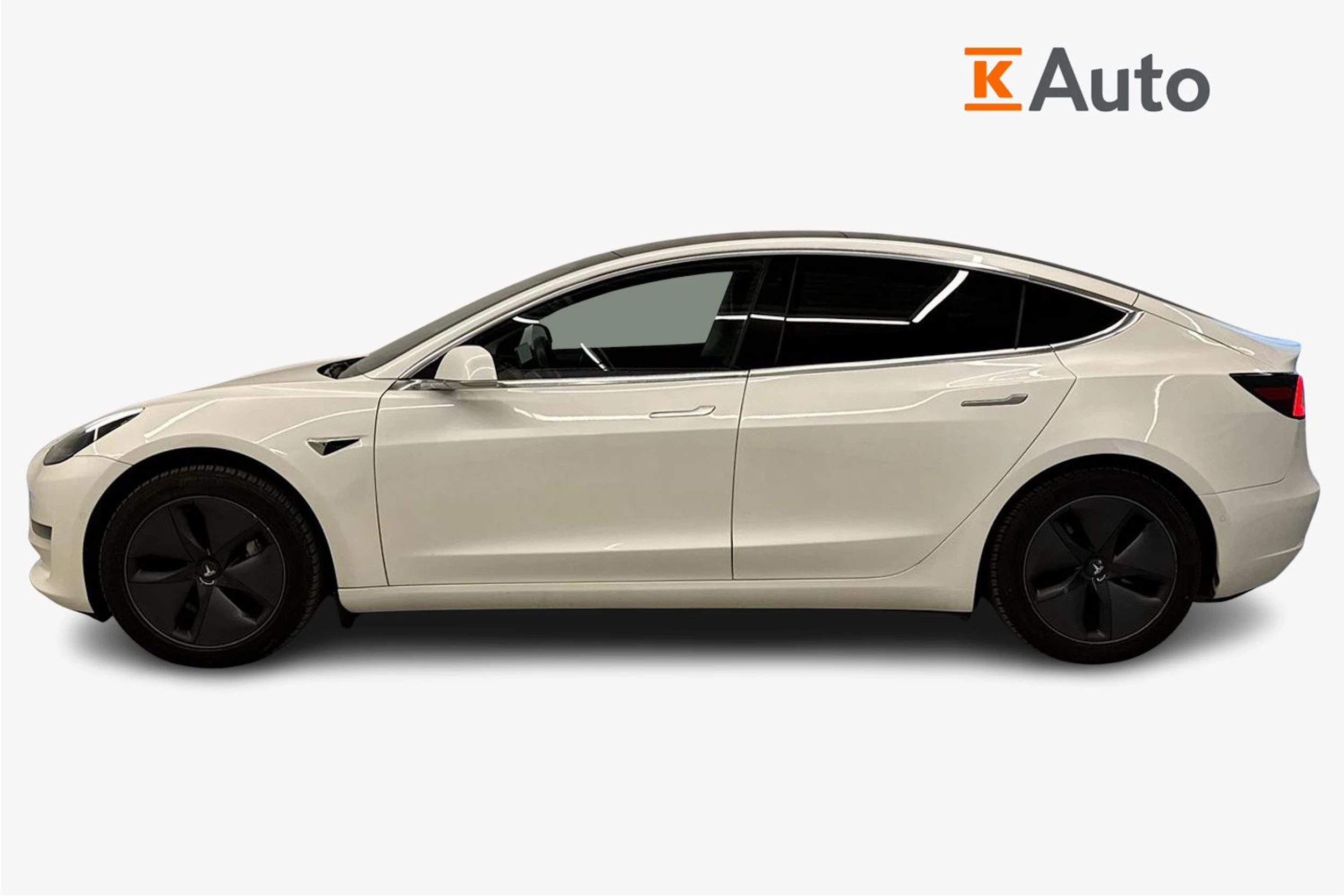 valkoinen Tesla Model 3 2020 kuva 5.